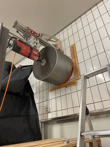 Kernbohrung in der Nähe für Sanitär- und Elektroinstallationen