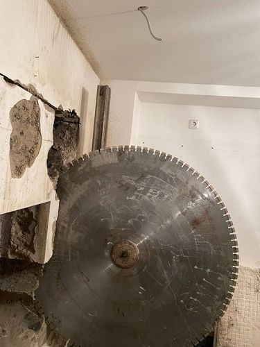 Kernbohrarbeiten für maßgenaue Durchbrüche in Betonwänden